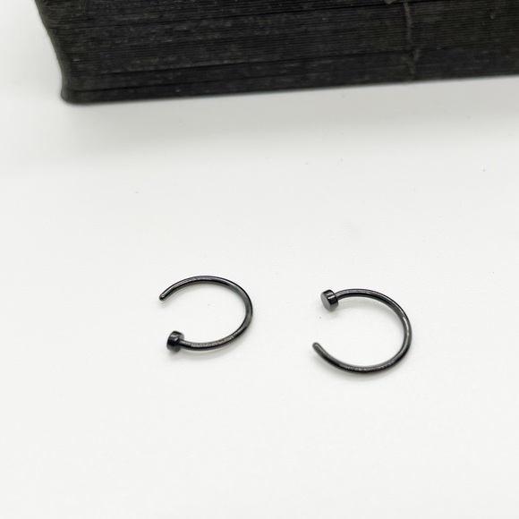 New 2pcs Fake Black Hoop Nose Ring - Picture 3 of 4